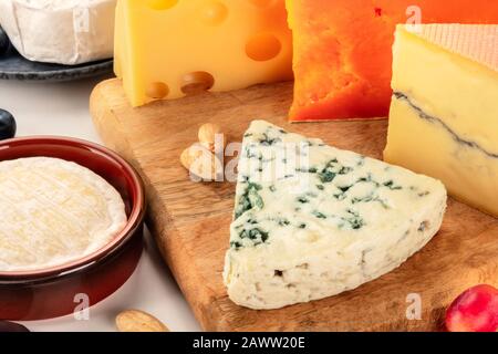 Plateau de fromages. Fromage bleu, fromage de chèvre, rouge et néerlandais, gros plan sur une planche en bois Banque D'Images