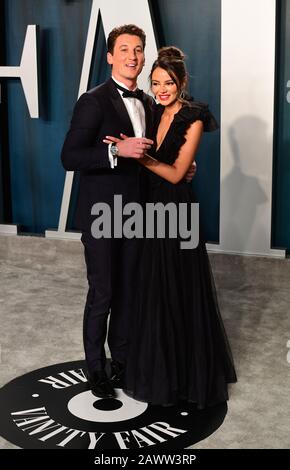 Miles Teller et Keleigh Sperry assistent à la Fête Des Oscars Vanity Fair qui s'est tenue au Wallis Annenberg Center for the Performing Arts à Beverly Hills, Los Angeles, Californie, États-Unis. Banque D'Images