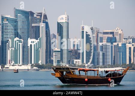 Panorama de la ville gratte-ciel de West Bay à Doha, au Qatar. Banque D'Images