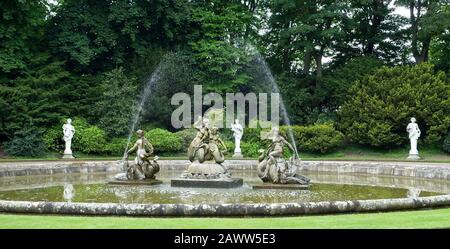 Fontaine de Triton et nereids, par Giuliano Mozani, 1700-1800 - Waddesdon Manor - Buckinghamshire, Angleterre Banque D'Images