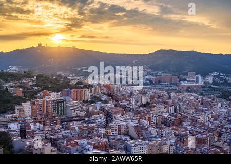 Barcelone Espagne, vue panoramique sur la ville coucher du soleil depuis Bunkers del Carmel Banque D'Images