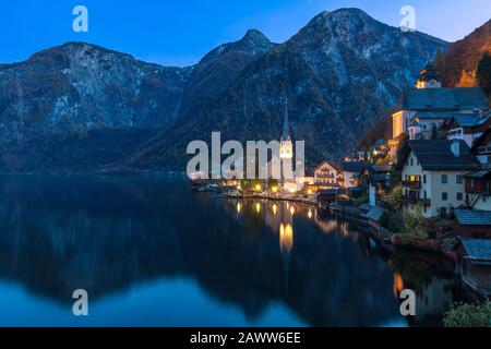 Hallstatt village de montagne la nuit du point de vue classique de la carte postale Salzkammergut Autriche Banque D'Images