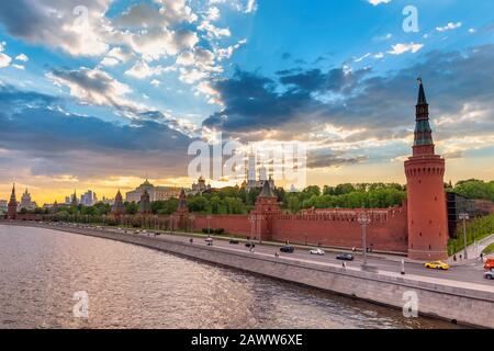 Moscou Russie, coucher du soleil sur la place Rouge du Palais du Kremlin et sur le fleuve Moscou Banque D'Images