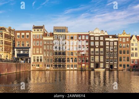 Amsterdam Pays-Bas, ville au bord du canal et pont avec maison traditionnelle à Damrak Banque D'Images