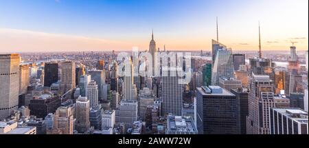 Photo panoramique de New York City Skyline dans le centre-ville de Manhattan avec Empire State Building et gratte-ciel au coucher du soleil USA Banque D'Images