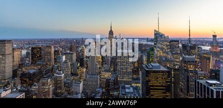 Photo panoramique de New York City Skyline dans le centre-ville de Manhattan avec Empire State Building et gratte-ciel la nuit USA Banque D'Images