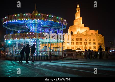 Une roue ferris éclairée devant le Centre islamique de Doha, Qatar. Banque D'Images