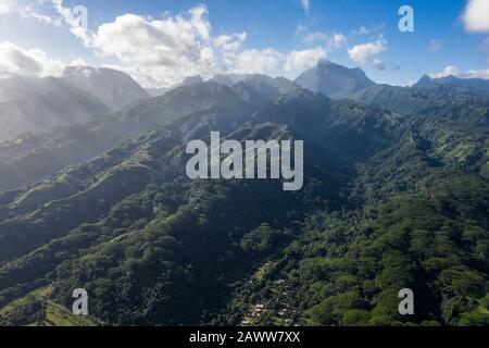 Montagnes sur la côte sud de Tahiti, Tahiti, Polynésie française Banque D'Images