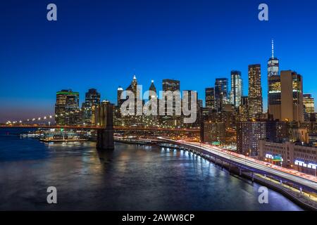 Pont de Brooklyn dans le centre de Manhattan avec Cityscape la nuit New York USA Banque D'Images