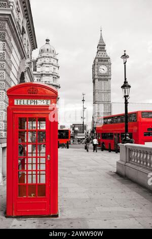 Téléphone rouge et bus à impériale sur fond noir et blanc. Londres, Angleterre Banque D'Images