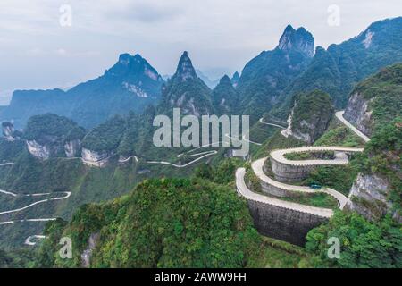 Le ciel reliant l'avenue de 99 courbes à la route sinueuse à la porte du ciel, Zhangjiagie, parc national de la montagne Tianmen, Hunan, Chine Banque D'Images