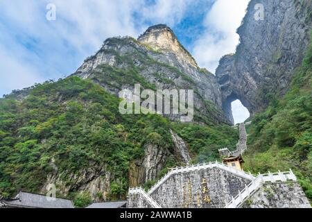 La porte du ciel du parc national de la montagne Tianmen avec 999 escaliers par jour nuageux avec ciel bleu, Zhangjiajie, Changsha, Hunan, Chine Banque D'Images