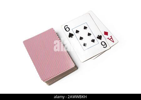 Un pont de cartes isolées sur blanc. Les sixes surbatent un ace Banque D'Images