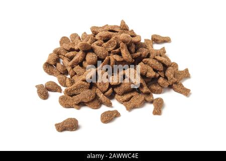 Quelques aliments secs de chat isolés sur blanc Banque D'Images