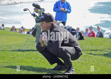 Pebble Beach, États-Unis. 9 février 2020. Monterey, Californie, États-Unis 9 février 2020 Phil Mickleson semble choqué de perdre sa couronne à Nick Taylor sur les liens à Pebble Beach au cours du dernier jour de l'événement DE golf AT&T Pro-Am PGA à Pebble Beach, Californie, États-Unis crédit: Motofoto/Alay Live News Banque D'Images