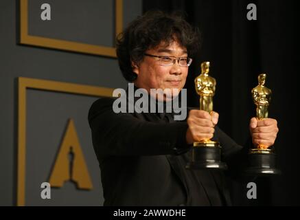 Los Angeles, Californie, États-Unis. 9 février 2020. ( Bong Joon-ho tient les Oscars remeurés par 'Parasite' lors de la 92ème cérémonie de remise des prix Academy au Dolby Theatre de Los Angeles, aux États-Unis, le 9 février 2020. Le « Parasite » de la comédie noire sud-coréenne s'est avéré être le plus grand gagnant lors de la 92ème cérémonie de remise des prix Academy, le dimanche soir. En plus de la meilleure Photo, le thriller de la classe de pliage de genre a également remporté le meilleur directeur pour Bong Joon-ho, le meilleur film De Fonctionnalité international et le meilleur jeu D'écran Original. Crédit: Xinhua/Alay Live News Banque D'Images