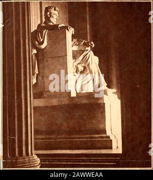 Statues du Mémorial Abraham LincolnLincoln . Photo de Charles Martin, National Geographic Staff VOICI un autel sur lequel le sacrifice a été fait dans la cause de la liberté       . Avec UN MALICE ENVERS AUCUN, AVEC UNE CHARITÉ POUR TOUS, Vénération du sauveur de sa na-tion, dépeint dans cette sympathique statue de Daniel Chester French dans le mémorial de Lincoln à Washington, attainsa loftier avec l'approche de son anniversaire, jeudi de cette semaine. Cinq points et seize ans l'Emancipator est entré dans le monde sur une petite ferme du Kentucky, entrant sur la vie qui a conduit par h Banque D'Images