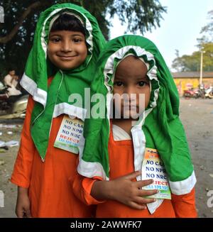 Une petite fille montre son lot lors d'un rassemblement De Protestation contre le CNRC et CAA à Kolkata, en Inde. Banque D'Images