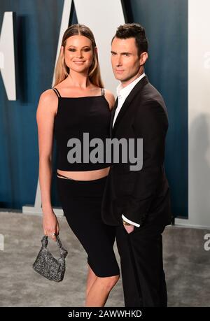 Behati Prinsloo, Adam Levine, présent au Vanity Fair Oscar Party tenu au Wallis Annenberg Center for the Performing Arts à Beverly Hills, Los Angeles, Californie, États-Unis. Banque D'Images