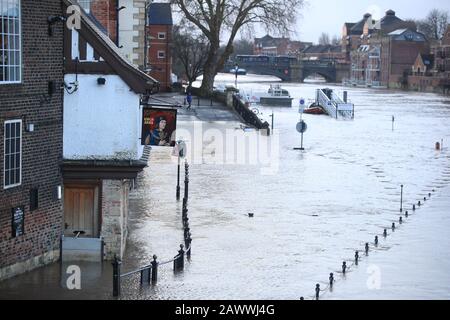 Les eaux de crue de York après la rivière Ouse ont fait éclater ses rives au lendemain de la tempête Ciara qui a écrasé le pays dimanche. Banque D'Images