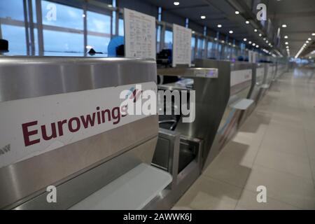 10 février 2020, Rhénanie-du-Nord-Westphalie, Cologne: Le comptoir de la compagnie aérienne Eurowings à l'aéroport de Cologne-Bonn est vide. La dépression de tempête 'STabine' a traversé la Rhénanie-du-Nord-Westphalie. Photo: Oliver Berg/Dpa Banque D'Images