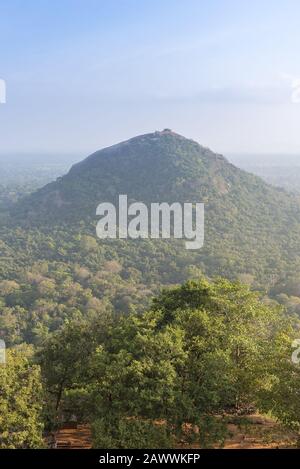 Sigiriya, Sri Lanka: 03/17/2019: Forteresse du Rocher, vue du monument à la colline loin dans la distance. Banque D'Images