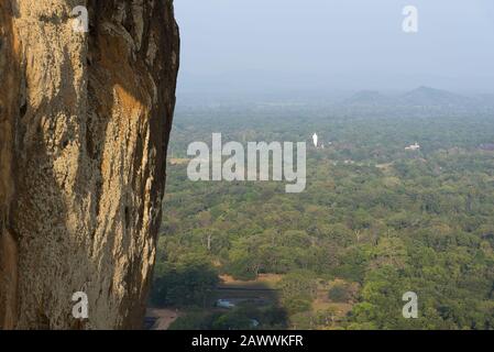 Sigiriya, Sri Lanka: 03/17/2019: Forteresse du Rocher, vue du monument à la statue de Bouddha loin. Banque D'Images