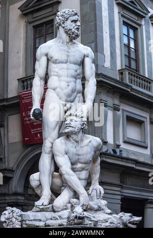 Italie.la ville de Florence (Firenze).une statue d'Hercules et de Cacus (1533) par B. Bandinelli se trouve sur la Piazza della Signoria. Banque D'Images