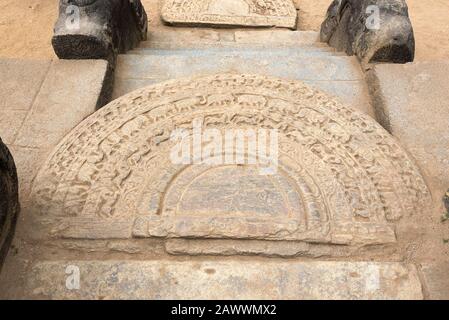 Polonnaruwa, Sri Lanka: 03/17/2019: Ancienne ville de Polonnaruwa le palais royal a sculpté des marches avec un motif éléphant. Patrimoine mondial de l'UNESCO SIT Banque D'Images