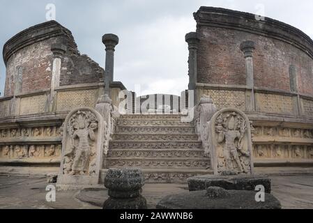 Polonnaruwa, Sri Lanka: 03/17/2019: Ancienne ville de Polonnaruwa temple des restes de dent de l'ancienne ville de jardin patrimoine mondial site de l'UNESCO. Banque D'Images