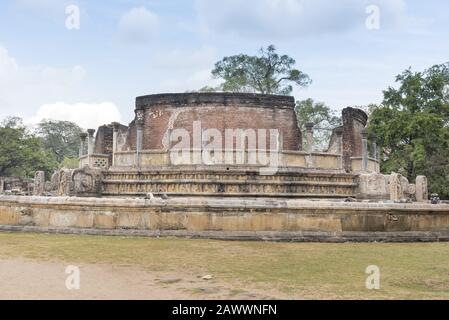 Polonnaruwa, Sri Lanka: 03/17/2019: Ancienne ville de Polonnaruwa temple des restes de dent de l'ancienne ville de jardin patrimoine mondial site de l'UNESCO. Banque D'Images