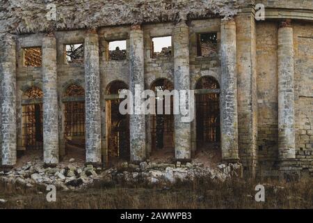 Mur de vieux bâtiment ruiné. Fenêtres dans l'ancien mur de brique de l'église abandonnée Banque D'Images