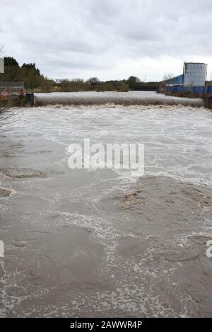 Storm ciara, River irwell éclate ses rives à radcliffe bury lancashire royaume-uni Banque D'Images