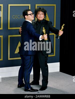 Los Angeles, États-Unis. 9 février 2020. Le scénariste Han Jin-Won et réalisateur Bong Joon-ho, gagnants du jeu d'écran Original, Du film International, De La Direction et des prix de meilleure Image pour 'Parasite, ' pose dans la salle de presse lors des 92ème Prix annuels de l'Académie à Hollywood et Highland le 09 février 2020 à Hollywood, Californie crédit: Tsuni/USA/Alay Live News Banque D'Images