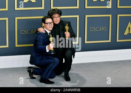 Los Angeles, États-Unis. 9 février 2020. Le scénariste Han Jin-Won et réalisateur Bong Joon-ho, gagnants du jeu d'écran Original, Du film International, De La Direction et des prix de meilleure Image pour 'Parasite, ' pose dans la salle de presse lors des 92ème Prix annuels de l'Académie à Hollywood et Highland le 09 février 2020 à Hollywood, Californie crédit: Tsuni/USA/Alay Live News Banque D'Images