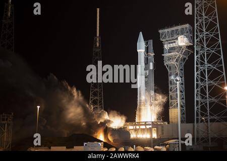 Cape Canaveral, Floride, États-Unis. 10 février 2020. Une fusée United Launch Alliance Atlas V lance le satellite Solar Orbiter pour la NASA et l'Agence spatiale européenne à 23 h 03 du Complexe 41 à la station aérienne de Cape Canaveral le dimanche 9 février 2020. Le vaisseau spatial surveillera et observera le soleil et la façon dont il crée son héliosphère. Photo De Joe Marino-Bill Cantrell/Upi Crédit: Upi/Alay Live News Banque D'Images