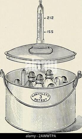 Les maladies médicales des enfants . e hermeticalysealed par leurs bouchons en caoutchouc. Whenneered une bouteille est prise et warmedup à la chaleur du sang dans la nourriture-warmerfournie. Son capuchon est ensuite removedet une tétine est glissée. C'est thengiven au bébé. Le coût des mostpatrons des stérilisateurs est d'environ cinquièmes shillings. En élevant de nombreux nourrissons à partir de leur naissance sur du lait stérilisé non dilué, le Professeur Budin (qui utilisait un appareil similaire à celui montré ici) a prouvé que l'ébullition prolongée rend le digestible milkeily. Il a également montré que là où des bouteilles séparées wereused, comme dans cette méthode, il n'y a aucun risque de produire de la scurv Banque D'Images