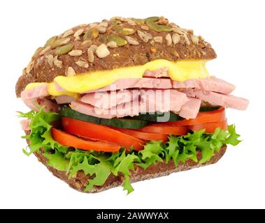 Sandwich à la salade de jambon dans un pain de seigle foncé à la citrouille et aux graines de tournesol isolé sur un fond blanc Banque D'Images