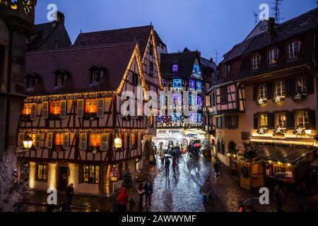 Colmar, Alsace, France - 13 décembre 2019 : petite Venise, rues et maisons décorées pour noël. Banque D'Images