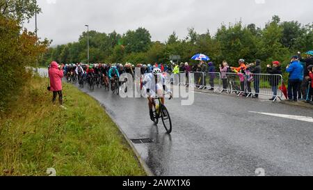 Courses de vélo sur route pour hommes (motocyclistes en vélo), équitation et compétition sous la surveillance de supporters mouillés sous la pluie - UCI World Championships, Yorkshire UK Banque D'Images