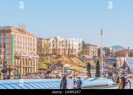 Kiev, Ukraine - 03 janvier 2020: Marcher dans le centre de Kiev. Vue sur la place de l'indépendance et la rue Khreshchatyk. En arrière-plan se trouve l'Internatio Banque D'Images