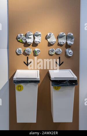 Récipients pour la collecte de déchets séparés Banque D'Images