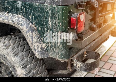 Détail gros plan roue sale de boue hors route montée 4x4 awd VTT après une compétition de rallye extrême. Véhicule tout-terrain réglé en extérieur Banque D'Images