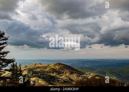 Spectaculaire vue de couleur d'automne sur la chaîne de montagnes depuis le pic de Shipka, la montagne Stara Planina dans le centre de la Bulgarie, vue depuis le mémorial de Shipka. Sensation de Moody, rayons de soleil, orientation horizontale Banque D'Images