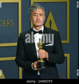 Los Angeles, États-Unis. 9 février 2020. L'écrivain-réalisateur Taika Waititi, vainqueur du prix Adapté de jeu d'écran pour 'Jojo Rabbit', pose dans la salle de presse lors du 92ème prix annuel de l'Académie à Hollywood et Highland le 09 février 2020 à Hollywood, Californie. Crédit: Tsuni/Usa/Alay Live News Banque D'Images