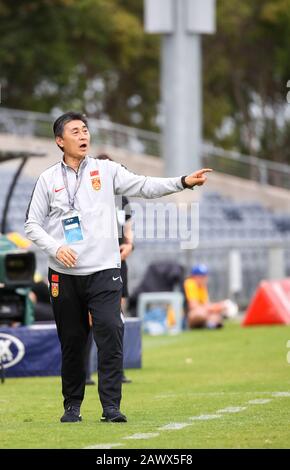 Sydney, Australie. 10 février 2020. Jia Xiaquan, entraîneur en chef du Chin, donne des instructions lors du match de qualification du tournoi de football olympique féminin 2020 entre la Chine et le Taïpei chinois à Sydney, en Australie, le 10 février 2020. Crédit: Bai Xuefei/Xinhua/Alay Live News Banque D'Images