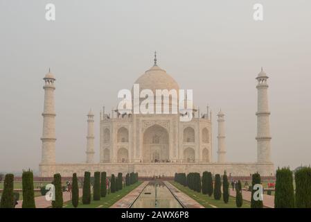 Face avant du Taj Mahal à Agra, en Inde, le matin couvert de smog Banque D'Images