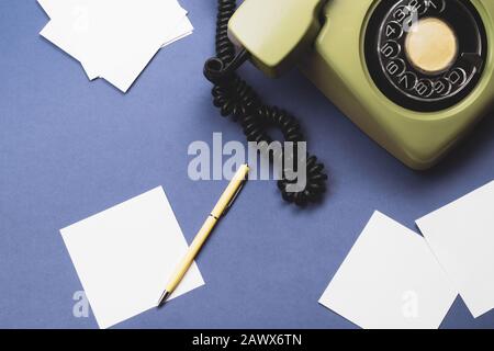Téléphone classique avec combiné. Stylo avec note. Bureau fond. Téléphone vintage avec récepteur de téléphone. Ancienne technologie de communication. Espace de copie Banque D'Images