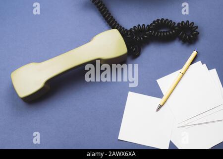 Téléphone rétro. Stylo et note. Bureau. Récepteur téléphone. Ancienne technologie de communication. Espace de copie Banque D'Images
