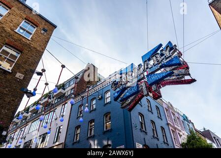 Londres, Royaume-Uni - 15 mai 2019 : vue sur le panneau de conduite de Carnaby Street. Carnaby est une rue commerçante piétonne de Soho, dans la ville de Westminster. Banque D'Images